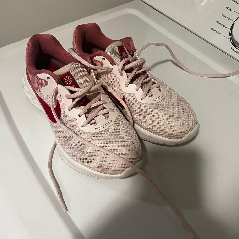 Nike womens Pink tennis shoes